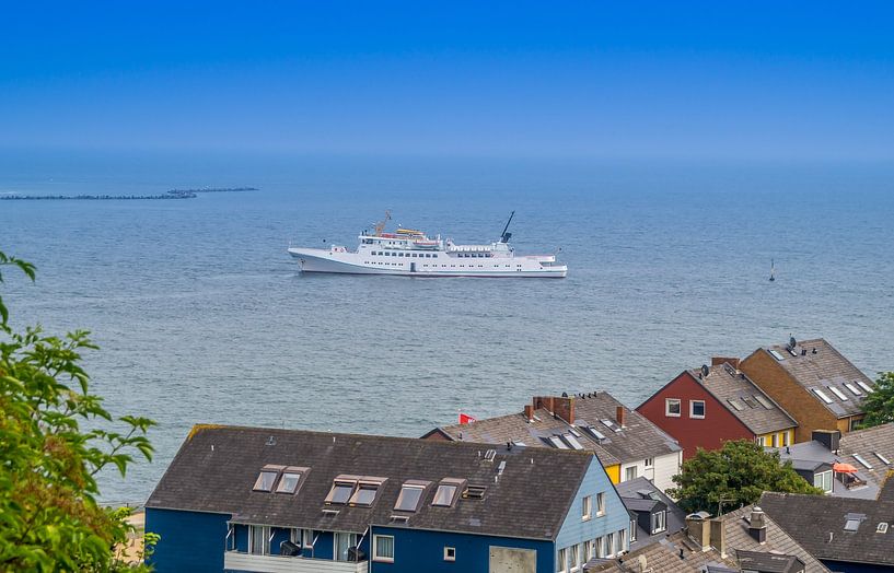 Schiff liegt im Hafen auf der Insel Helgoland von Animaflora PicsStock