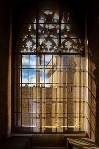 Blick aus mittelalterlichen Fenstern auf das Kloster von Poblet in Spanien