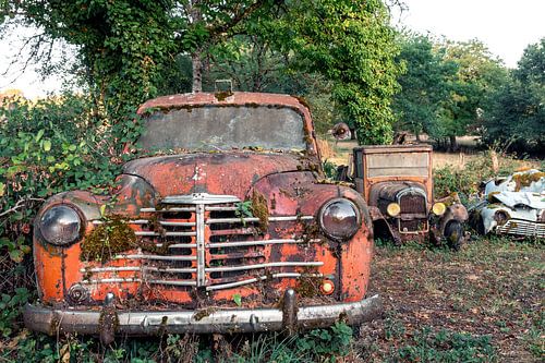 Verlaten oranje auto
