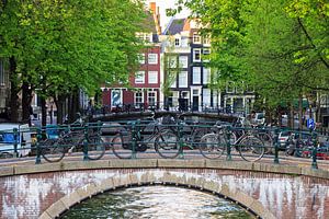 Fietsen op de brug in Amsterdam sur Dennis van de Water