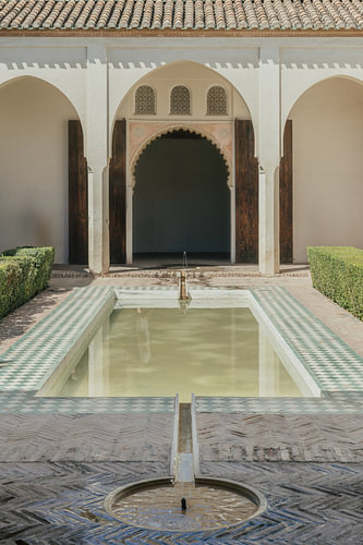 Spiegelglattes Wasser in der Alcazaba, Málaga