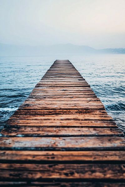 Jetée en bois au bord de la mer par Art & Soul Creations