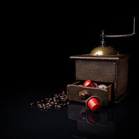 Old-fashioned coffee grinder and coffee beans, and with modern coffee cups. by Henk Van Nunen Fotografie