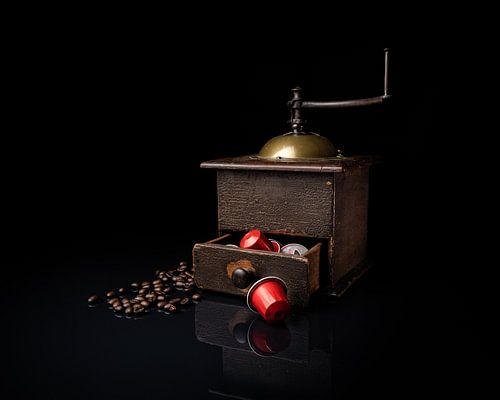 Altmodische Kaffeemühle und Kaffeebohnen, mit modernen Kaffeetassen. von Henk Van Nunen Fotografie