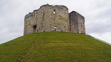 Clifford's Tower / York Castle is een ruïne van een kasteel in de Noord-Engelse stad York. van Babetts Bildergalerie