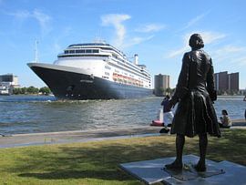 Het SS Rotterdam keert voor vertrek bij Peter de Grote by Fons Simons