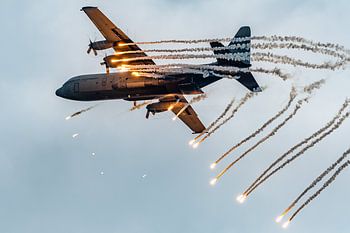 Le C-130 Hercules lâche des fusées éclairantes