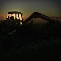 Alter Bagger im frühen Morgenlicht