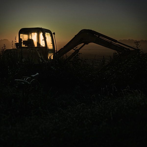 Oude graafmachine in het vroege ochtend licht van Jan Fotografie
