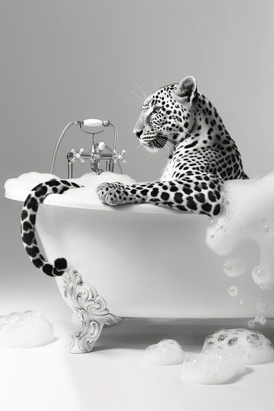 Eleganter Leopard im Badezimmer von Poster Art Shop
