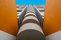 Omhoog kijken naar ronde trappen aan de buitenkant van een gebouw