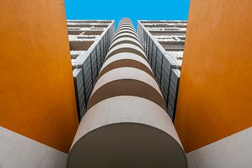 Omhoog kijken naar ronde trappen aan de buitenkant van een gebouw van Bob Janssen