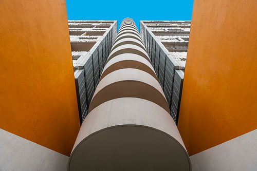 Blick auf eine runde Treppe an der Außenseite eines Gebäudes