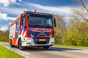 Brandweerwagen of brandweerauto op weg naar brand van Kees Dorsman