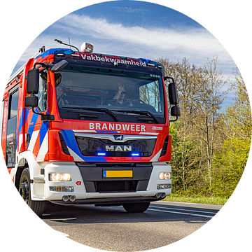 Brandweerwagen of brandweerauto op weg naar brand van Kees Dorsman