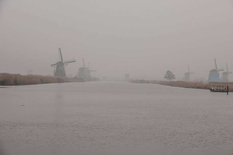 Windmolens in de mist aan de Kinderdijk par Brian Morgan