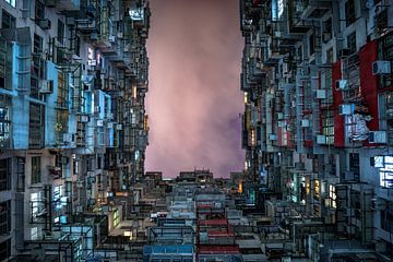 Honkong hive and sky. van Remco van Adrichem