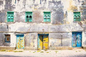 Oude ramen en deuren in Oman. van Ron van der Stappen