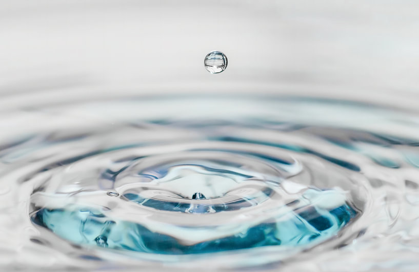 druppel water van Klaartje Majoor op canvas, behang en meer