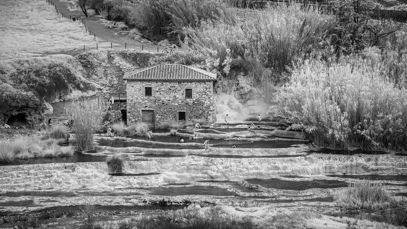 Cascate del Mulino di Saturnia -2- Toscane - infrarouge noir et blanc par Teun Ruijters