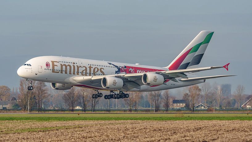 Emirates Airbus A380 in AC Mailand-Bemalung. von Jaap van den Berg