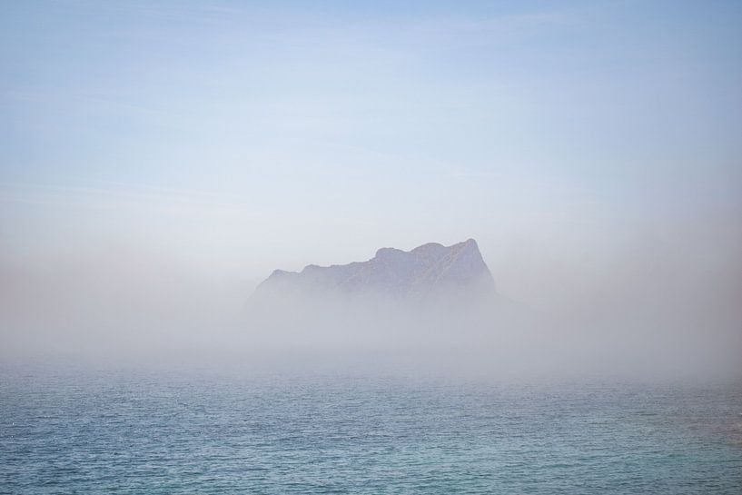 Nebel Blick Meer Insel, Costa Blanca Spanien von Hannah Hoek
