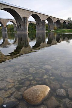 Dubbele boogbrug over de rivier de Ardèche van Peter Mooij