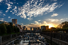 Medienhafen Düsseldorf im Sonnenuntergang mit Marina und moderner Architektur von Your Happy Life