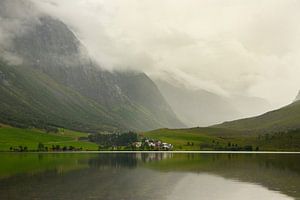 Bergsee in den norwegischen Fjorden mit einem Dorf auf der anderen Seite von Karijn | Fine art Natuur en Reis Fotografie
