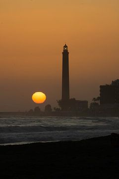 Ondergaande zon achter de vuurtoren van Maspalomas van Vicente M