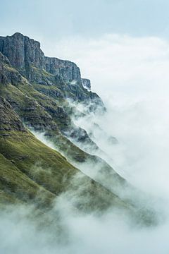 Verken de magische Sani Pass: mist die over Lesotho's iconische bergpas rolt van Tobias van Krieken