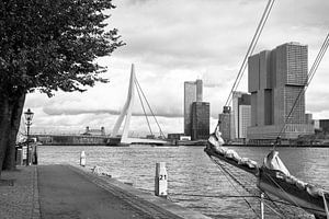 Zicht op de Wilhelminapier, Rotterdam (zwart-wit) van Rick Van der Poorten