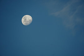 Mond vor blauem Himmel von foto's van gijs
