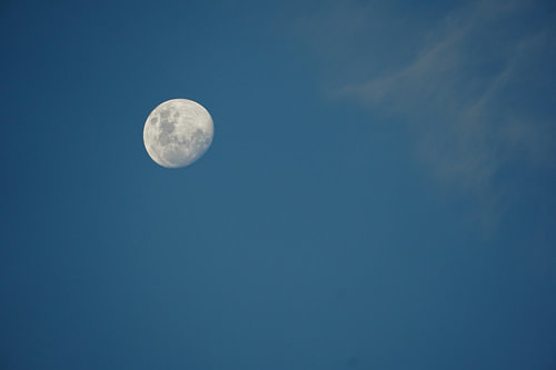 la lune sur fond de ciel bleu