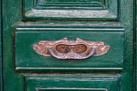 Typisch spanischer Briefkasten an einer grünen Holztür