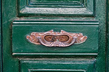 Typisch Spaanse brievenbus op een groene houten deur van Jan van Dasler