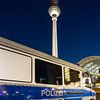 Politievoertuig op de Alexanderplatz in Berlijn van Frank Herrmann