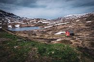 Rood huis in het landschap van Noorwegen van Jayzon Photo thumbnail