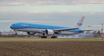 Landing KLM Boeing 777-300 passagiersvliegtuig. van Jaap van den Berg