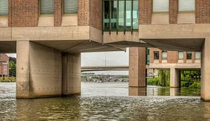 Doorkijkje onder het Provinciehuis in Maastricht von John Kreukniet