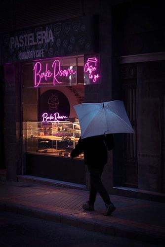 Vrouw met ijsblauwe paraplu in de schemer en roze neonverlichting van Marcella van Tol