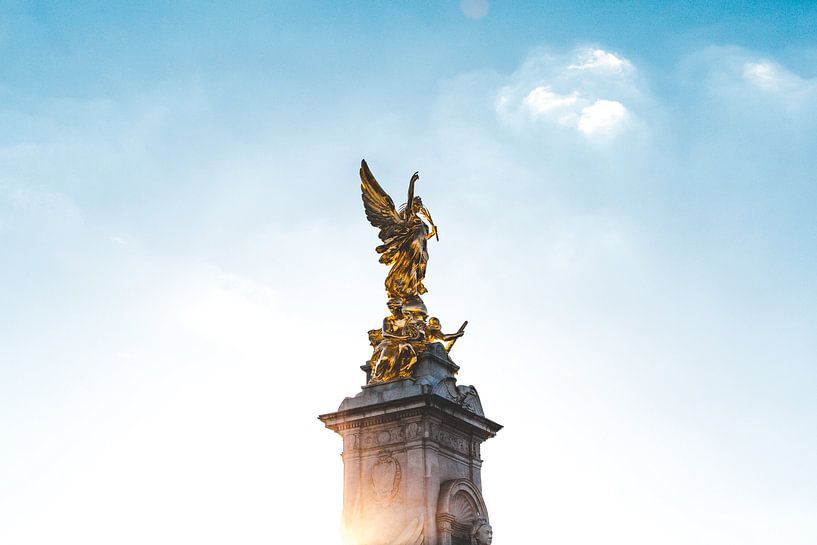 London by Hello Pompoyo