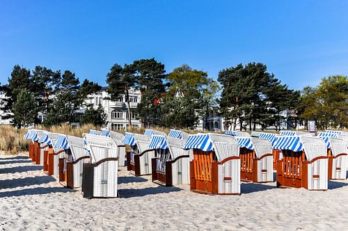 wit-blauw-bruine strandstoelen in Binz, Rügen