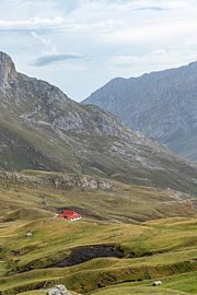 Rote Hütte in den spanischen Bergen