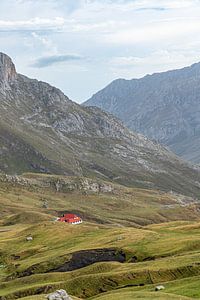 Rood huisje in de Spaanse bergen