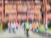 Wanderer in Jeans mit Radfahrer