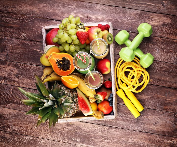 Gezond leefstijlconcept met sportuitrusting en flessen fruitsappen van Beats