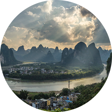 Dramatische wolken bovven het karst gebergte Xingping,Yangshuo ( China )