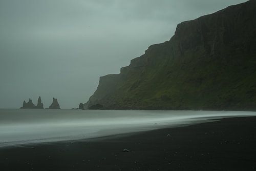 Reynisdrangar bij Vik, IJsland van Pep Dekker