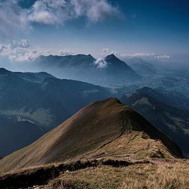 Blick auf Berge und See in der Schweiz von FRNS